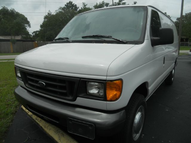 Ford E250 2004 photo 4