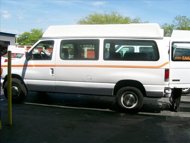 Ford E250 2005 photo 2