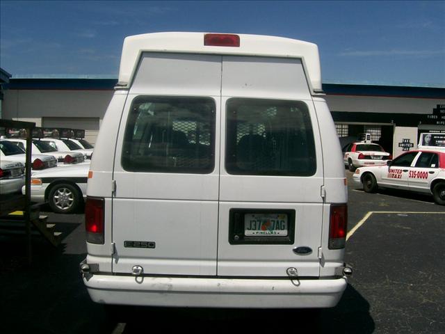 Ford E250 2005 photo 3