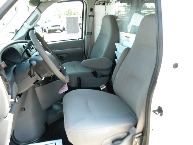 Ford E250 2006 photo 17