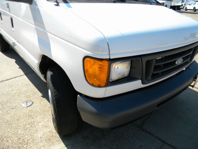 Ford E250 2006 photo 26