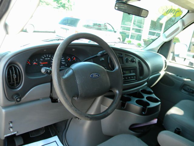 Ford E250 2006 photo 3