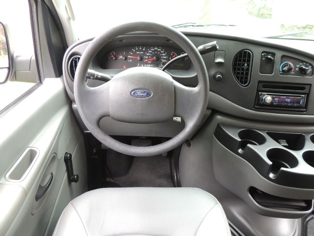 Ford E250 2006 photo 35