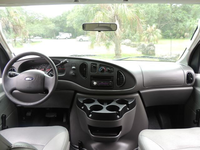 Ford E250 2006 photo 36