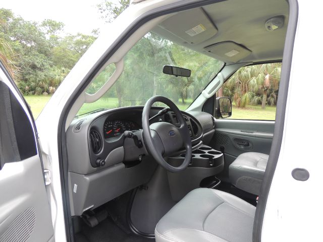 Ford E250 2006 photo 46