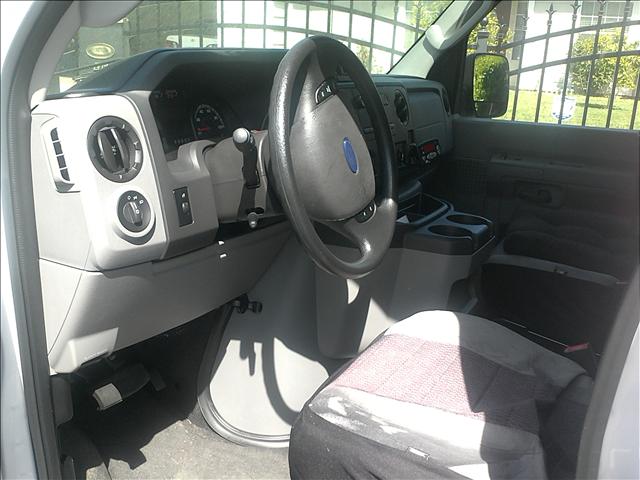 Ford E250 2010 photo 2