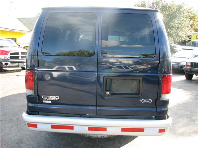 Ford E350 Wagon 2004 photo 3