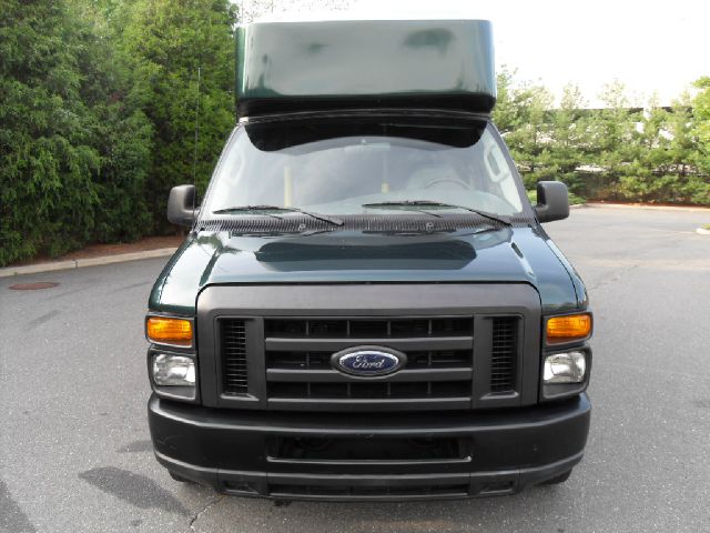 Ford E350 Wagon 2008 photo 0