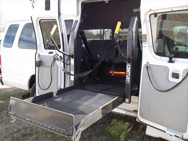 Ford Econoline 2000 photo 2