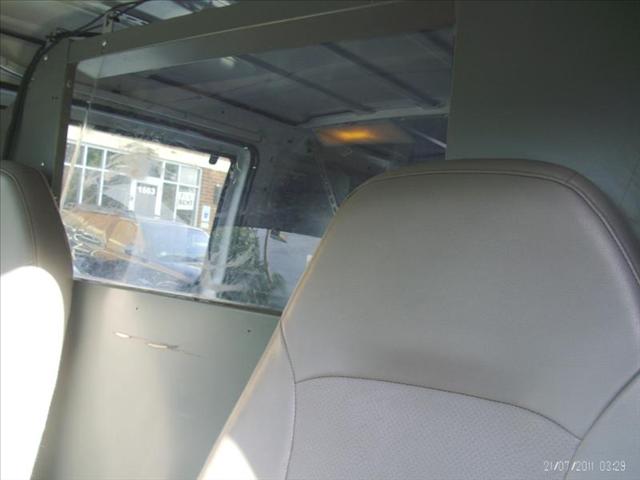 Ford Econoline 2000 photo 2