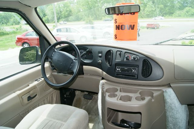 Ford Econoline 2000 photo 4