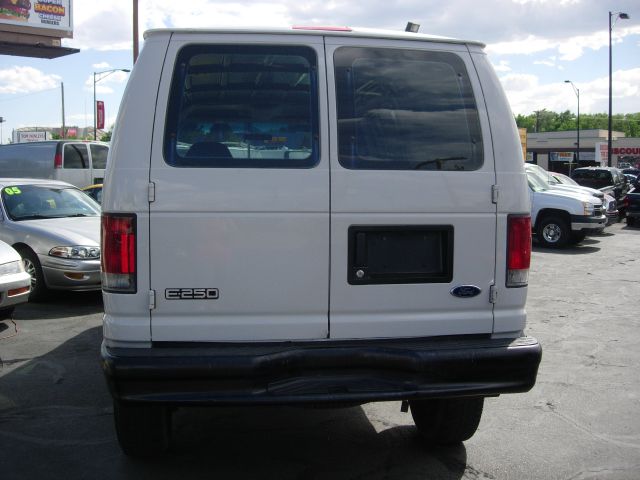 Ford Econoline 2001 photo 2