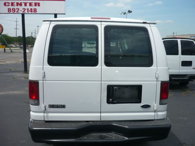 Ford Econoline 2002 photo 1