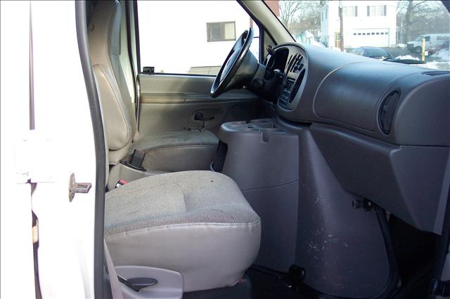 Ford Econoline 2002 photo 1