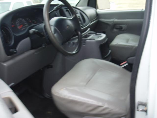 Ford Econoline 2002 photo 2