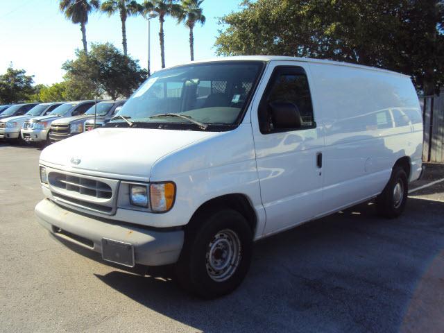 Ford Econoline 2002 photo 2