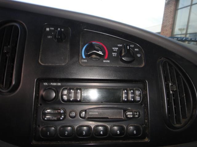 Ford Econoline 2002 photo 1