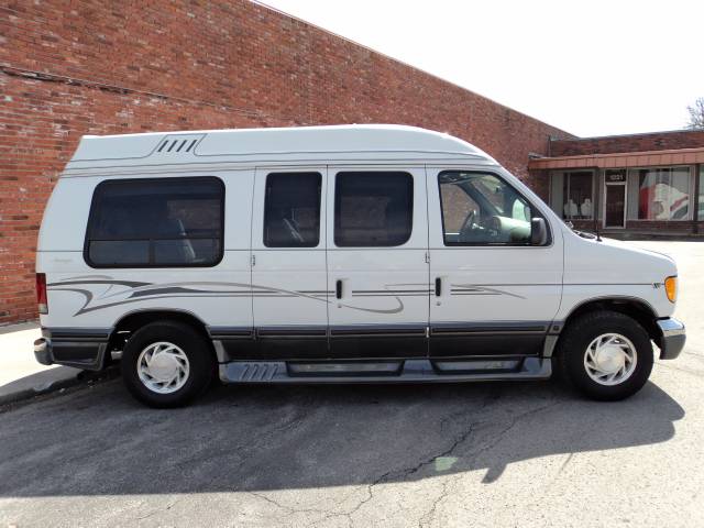 Ford Econoline 2002 photo 1