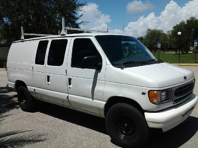 Ford Econoline 2002 photo 2