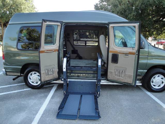 Ford Econoline 2002 photo 3