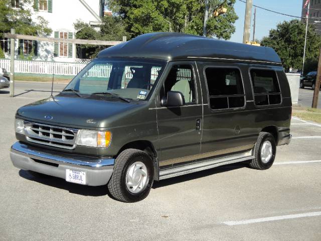 Ford Econoline 2002 photo 1