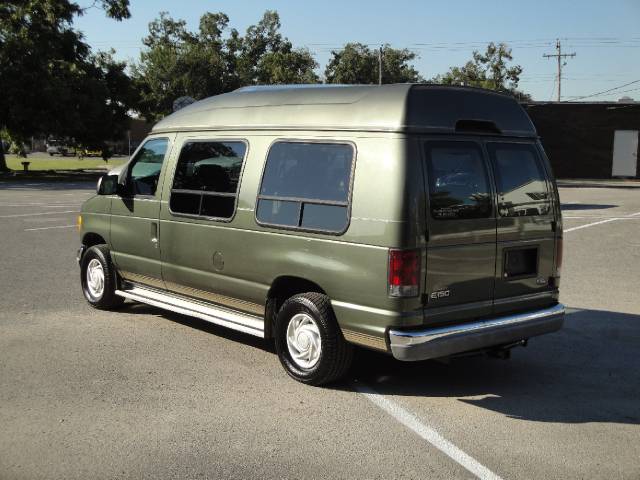 Ford Econoline 2002 photo 2