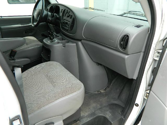 Ford Econoline 2003 photo 16