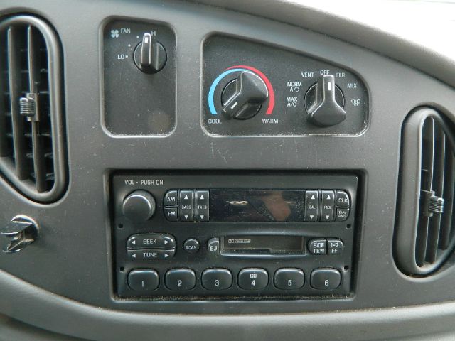 Ford Econoline 2003 photo 26