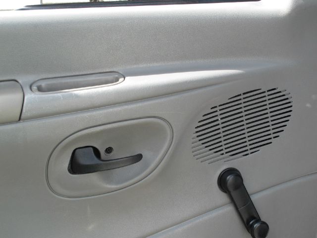 Ford Econoline 2004 photo 2
