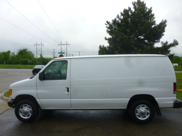 Ford Econoline 2004 photo 10