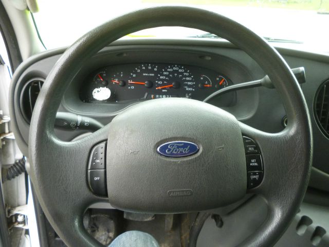Ford Econoline 2004 photo 11