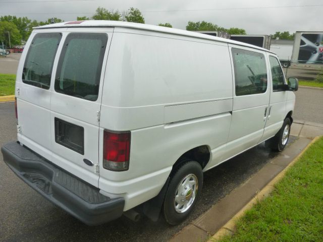 Ford Econoline 2004 photo 2