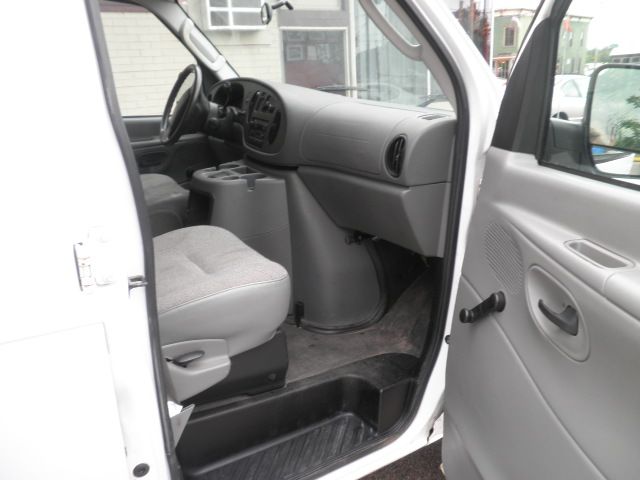Ford Econoline 2004 photo 12