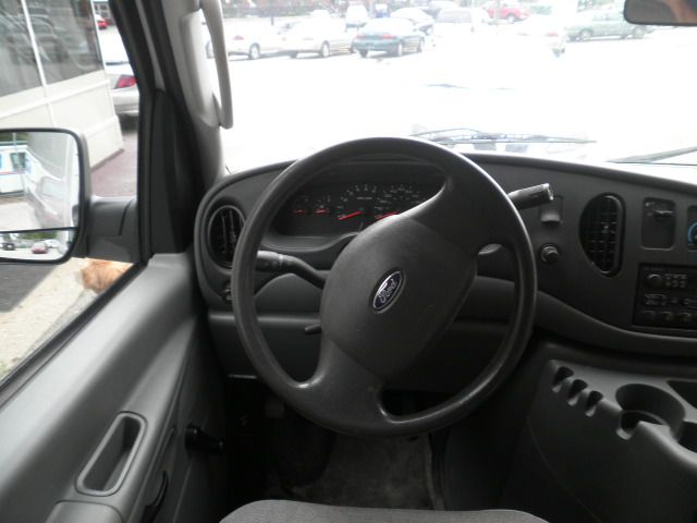 Ford Econoline 2004 photo 7