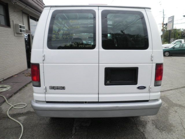 Ford Econoline 2004 photo 9