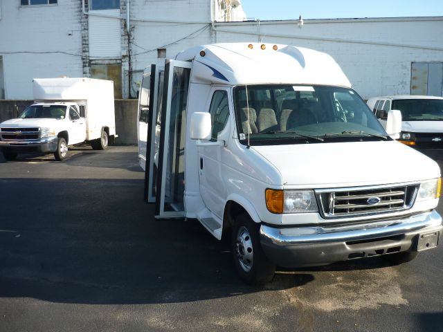 Ford Econoline 2004 photo 2