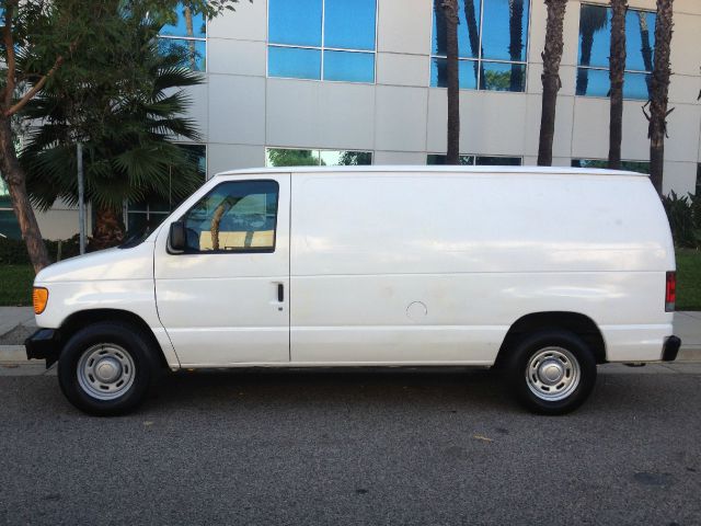 Ford Econoline 2004 photo 2