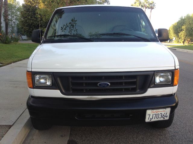 Ford Econoline 2004 photo 3
