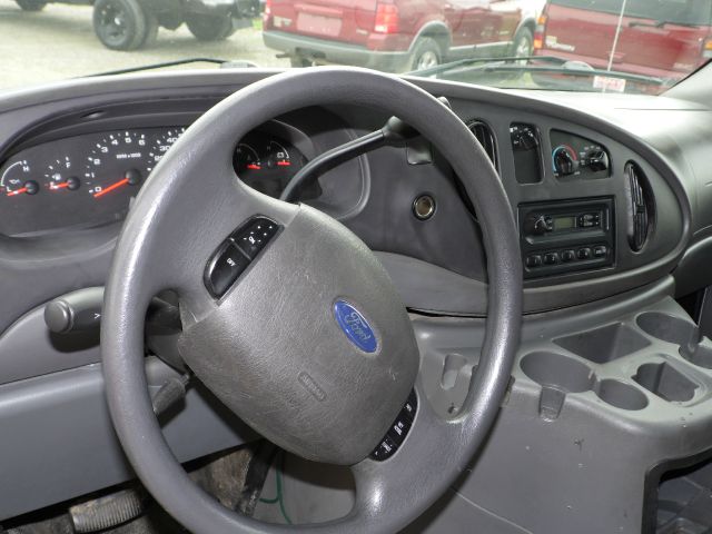 Ford Econoline 2004 photo 10
