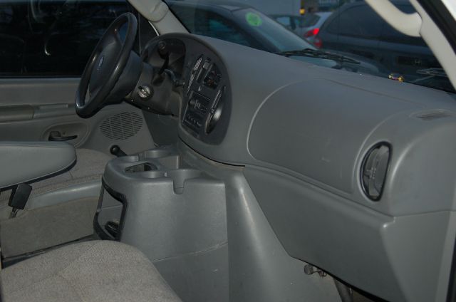 Ford Econoline 2004 photo 1