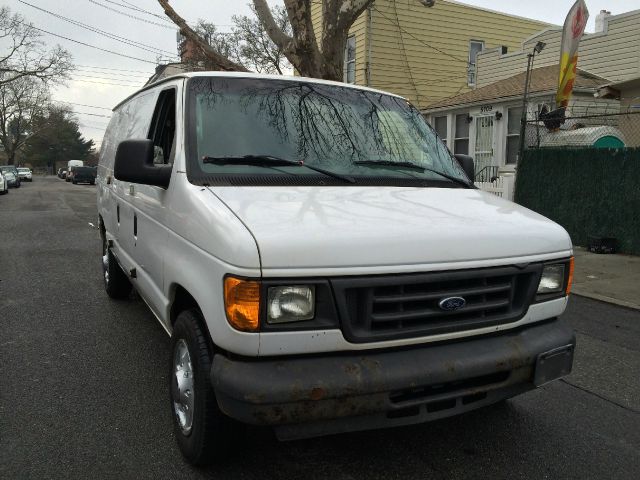 Ford Econoline 2004 photo 2