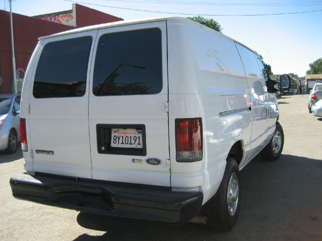 Ford Econoline 2010 photo 2