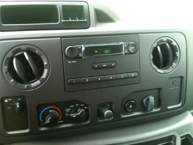 Ford Econoline 2011 photo 2