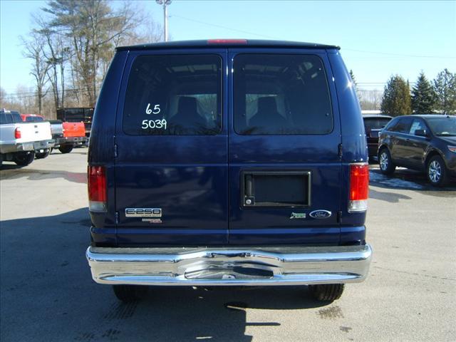 Ford Econoline 2011 photo 2