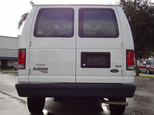 Ford Econoline 2011 photo 1