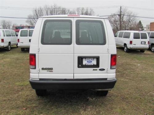 Ford Econoline 2011 photo 2