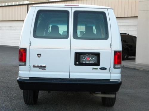Ford Econoline 2011 photo 2