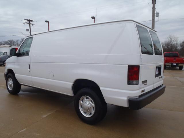 Ford Econoline 2011 photo 1