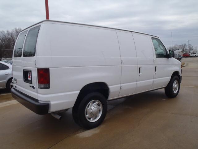 Ford Econoline 2011 photo 2