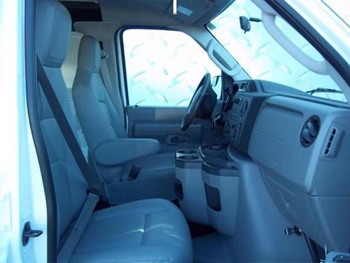 Ford Econoline 2011 photo 2